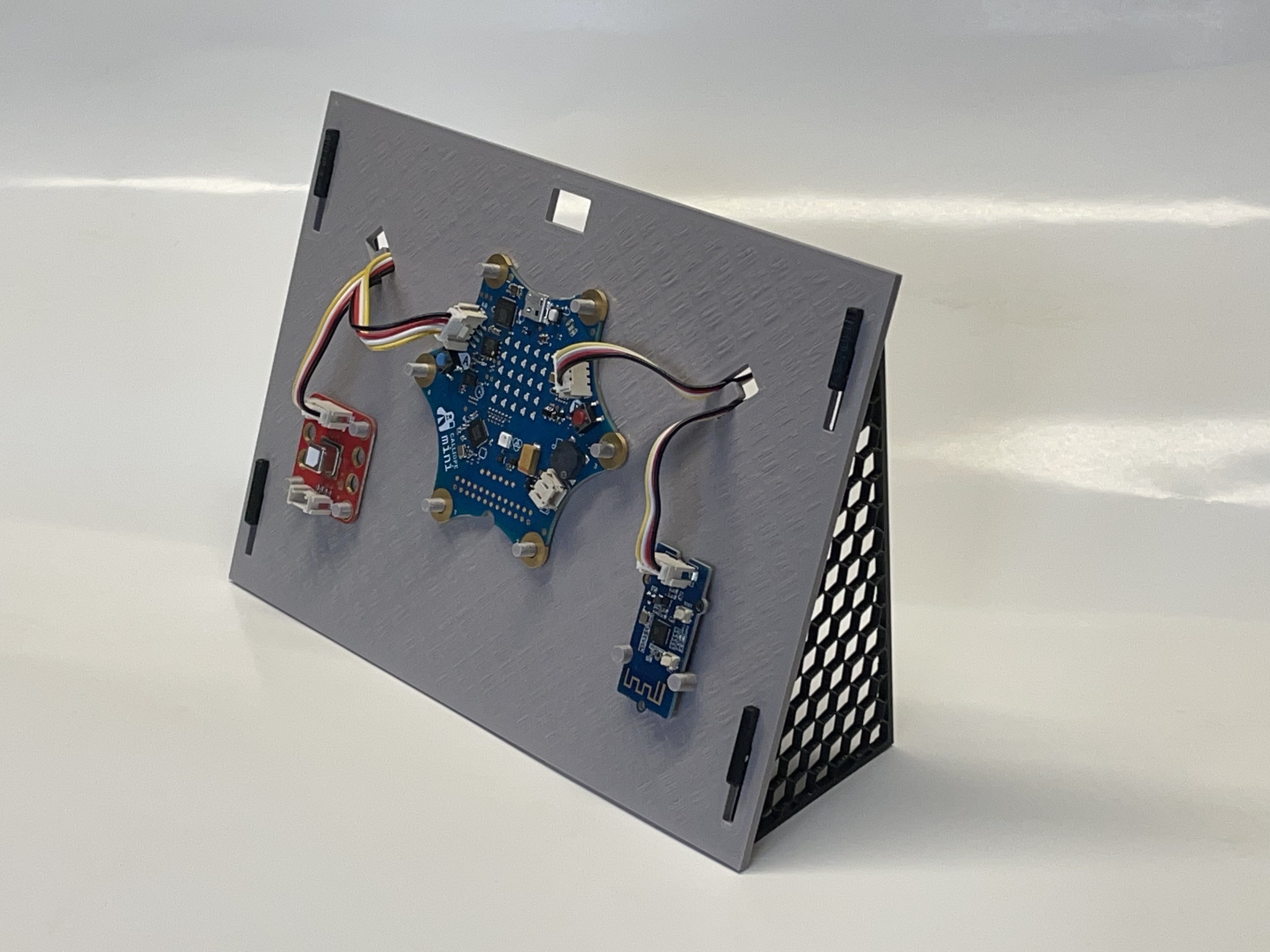 Halterung aus dem 3D-Drucker mit Calliope, SCD40-Sensor und WLAN-Modul