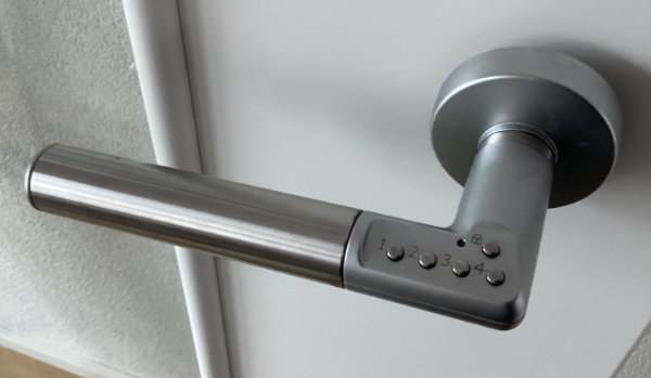 Bild von einem Zahlenschloss an einer T&uuml;r