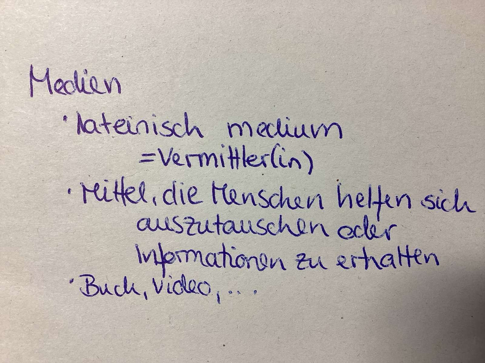 Medien lateinisch medium=Vermittlerin/Vermittler Mittel, die Menschen helfen, sich auszutauschen oder Informationen zu erhalten